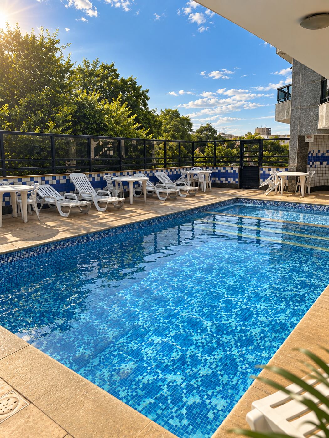 Área da piscina com espreguiçadeiras